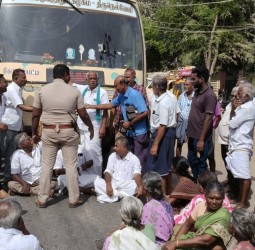 அரசு பேருந்தை காங்கிரஸ் கட்சியினர் சிறைப்பிடித்து போராட்டத்தில் ஈடுபட்டனர்