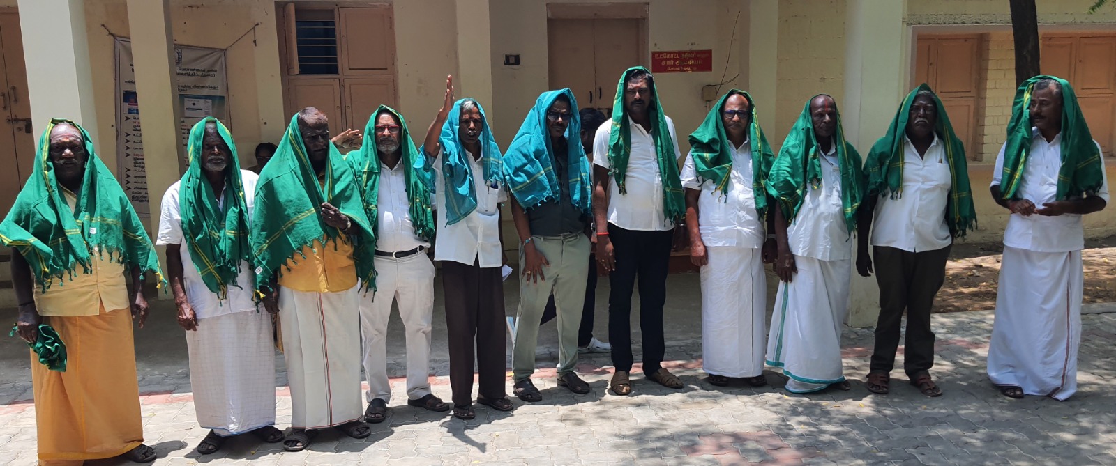 கோவில்பட்டியில் காங்கிரஸ் கட்சியினர் தலையில் முக்காடு அணிந்து போராட்டம்