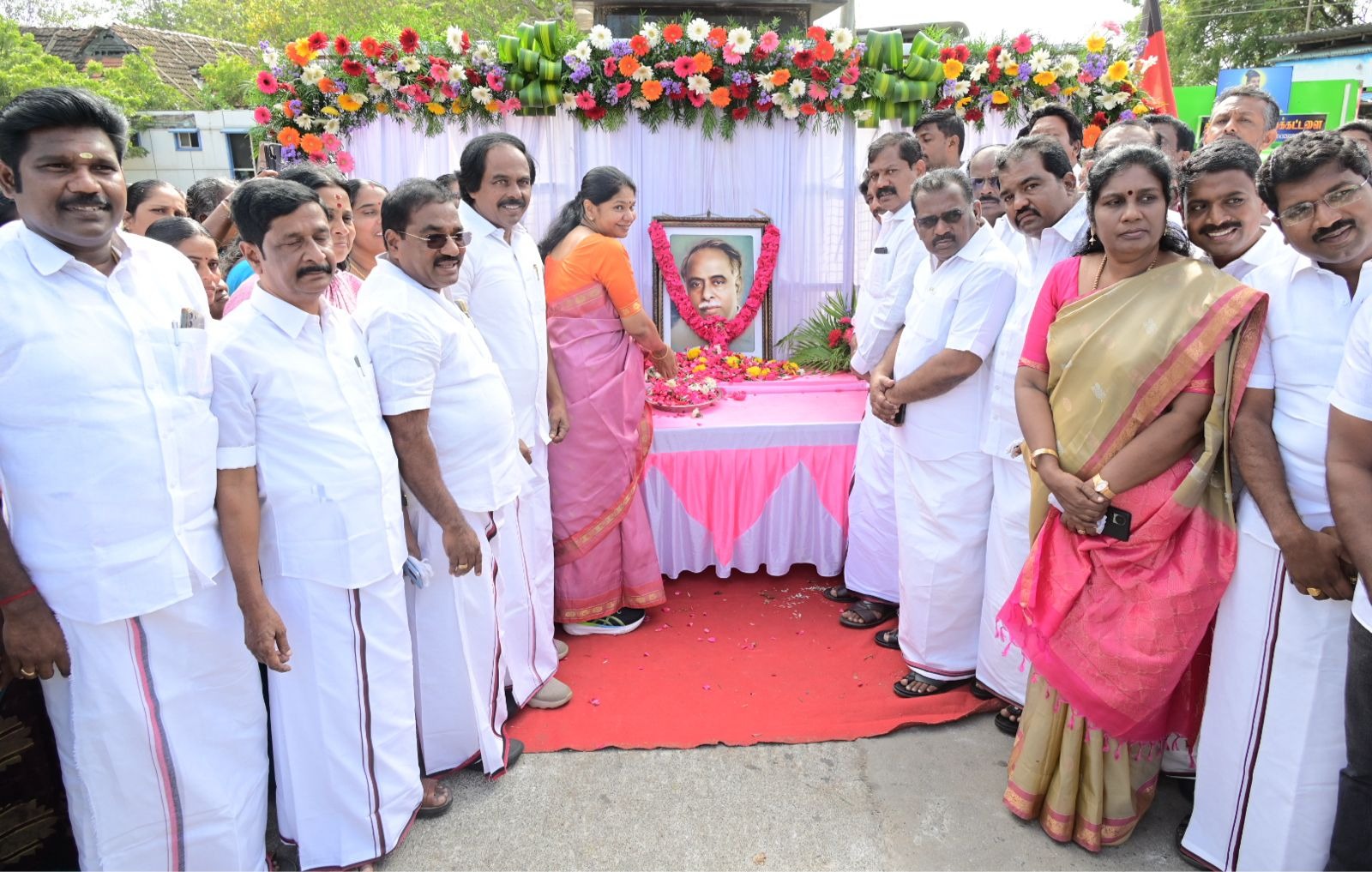 அண்ணா பிறந்த நாளை முன்னிட்டு கன்னியாகுமரியில் நேற்று அவரது திருவுருவப் படத்திற்கு கனிமொழி எம்பி.,மாலை அணிவித்து மரியாதை