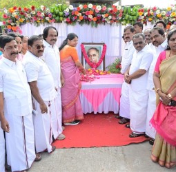 அண்ணா பிறந்த நாளை முன்னிட்டு கன்னியாகுமரியில் நேற்று அவரது திருவுருவப் படத்திற்கு கனிமொழி எம்பி.,மாலை அணிவித்து மரியாதை