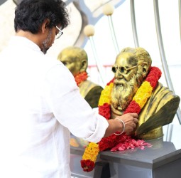 பெரியாரின் சிலைக்கு அக்கட்சி தலைவர் விஜய் மாலை அணிவித்து, மலர் தூவி மரியாதை