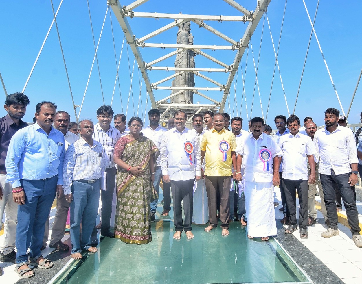 கன்னியாகுமரி கடலில் அமைக்கப்பட்ட கண்ணாடி பாலத்தை கலெக்டர் அழகுமீனா ஆய்வு