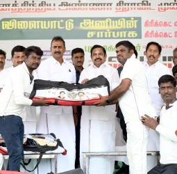 கோவையில் நேற்று கிரிக்கெட் வீரர்களுக்கு விளையாட்டு உபகரணங்கள்