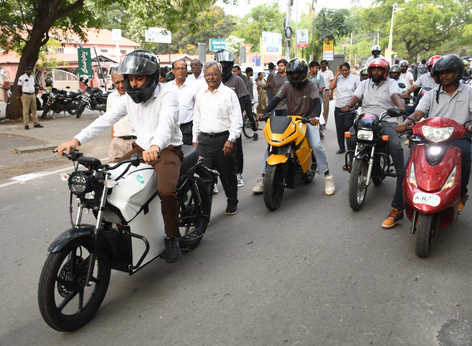 கோவை ரேஸ் கோர்ஸில் விழிப்புணர்வு இருசக்கர மற்றும் நான்கு சக்கர வாகன பேரணி