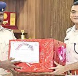 ஜார்க்கண்டில் ‘இந்த வார சிறந்த காவலர்’ திட்டத்தின் கீழ் போலீஸாருக்கு விருது வழங்கி ஊக்குவிக்கும் எஸ்.பி.