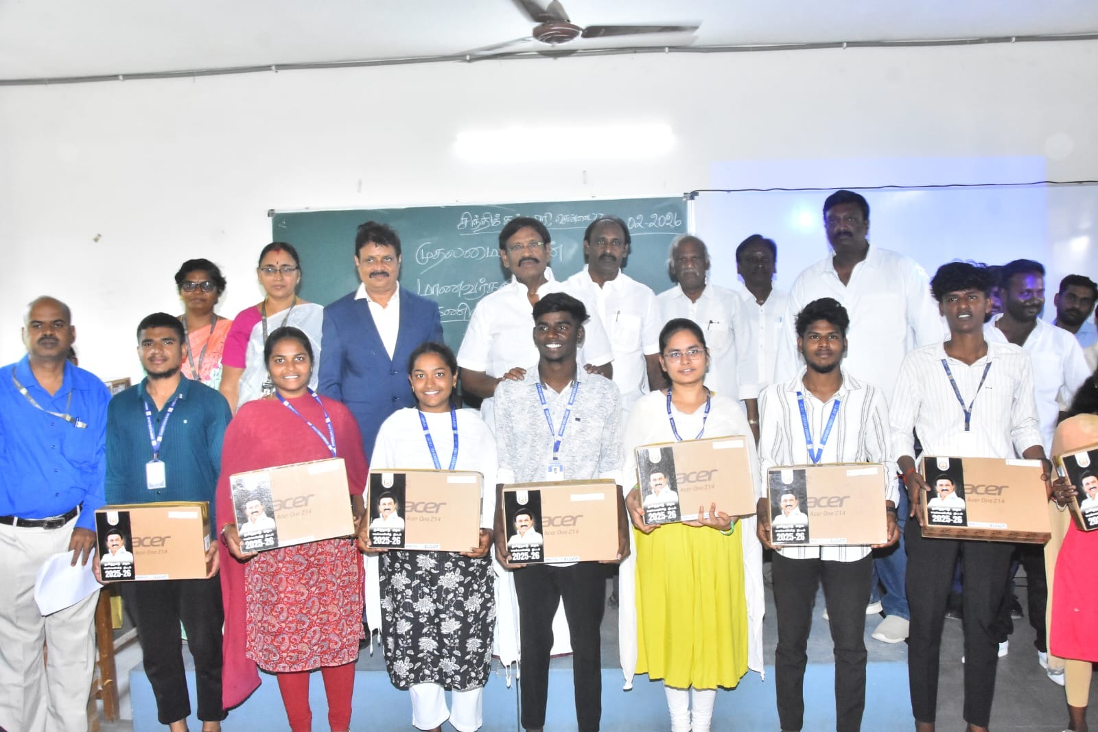 மாணவ, மாணவிகளுக்கு மடிக்கணினி