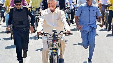 24 மணி நேரத்தில் 4,000 ‘இ-சைக்கிள்’ விநியோகம்: கின்னஸ் சாதனை படைத்த ஆந்திர முதல்வா்