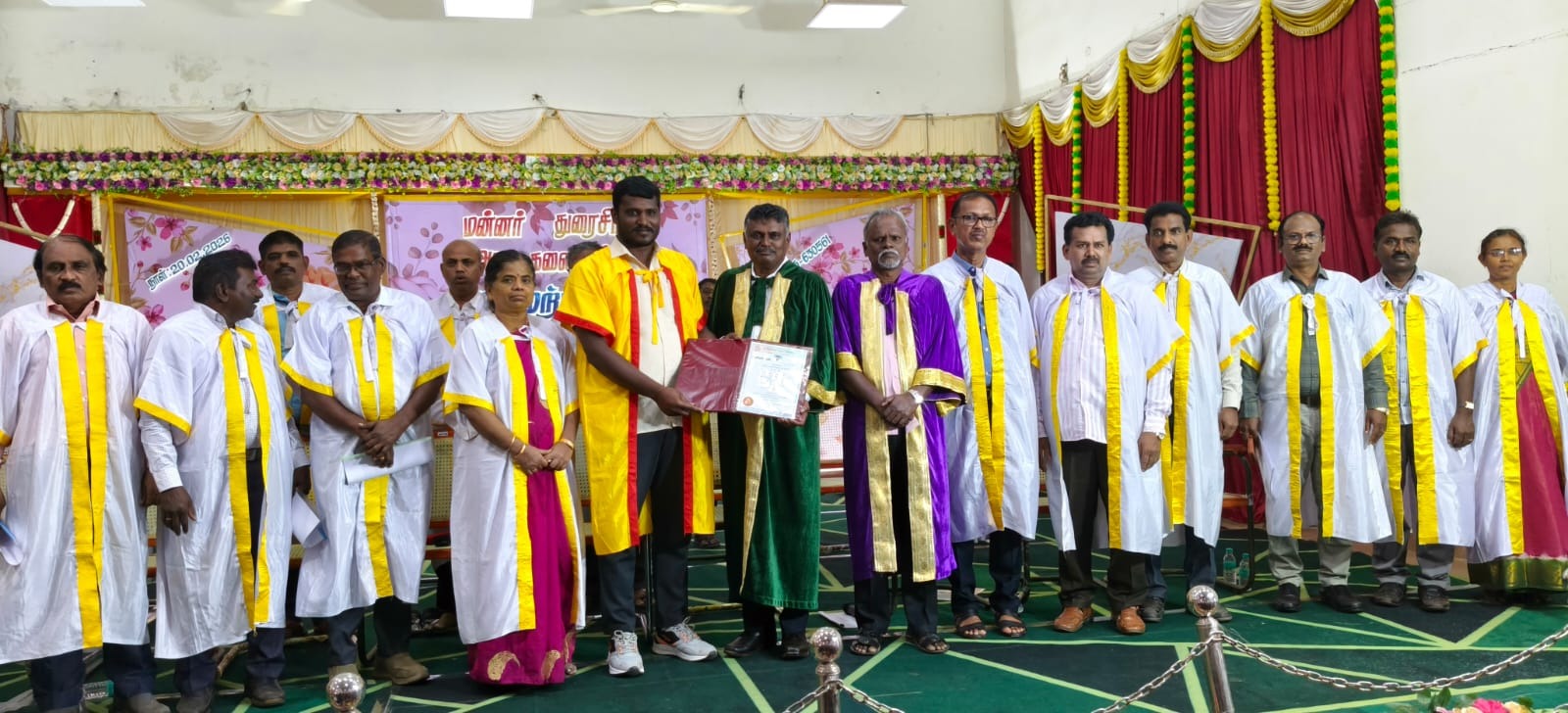 சிவகங்கை மன்னர் துரைசிங்கம் அரசு கலைக் கல்லூரியில் மாணவருக்கு பட்டம்