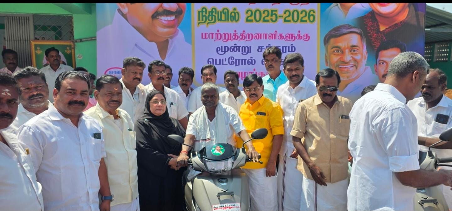 வாணியம்பாடி சட்டமன்ற உறுப்பினர் செந்தில்குமார், தனது சட்டமன்ற உறுப்பினர் நிதியிலிருந்து மாற்றுத்திறனாளிகளுக்கு, மூன்று சக்கர வாகனங்களை வழங்கினார்