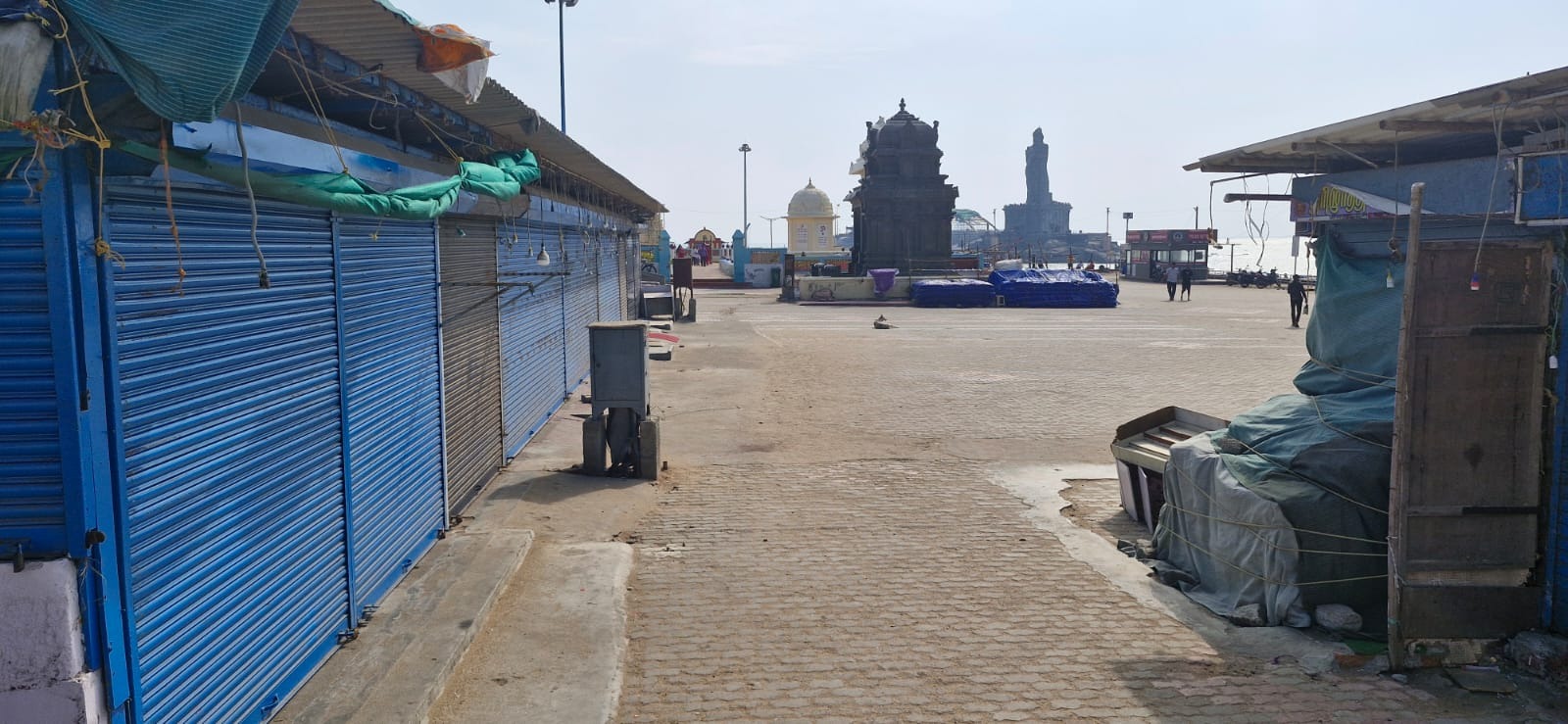 கடைகளை இடிக்க எதிர்ப்பு தெரிவித்து நேற்று வியாபாரிகள் கடையடைப்பு