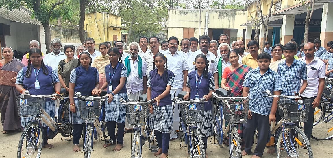 மாணவ–மாணவிகளுக்கு விலையில்லா மிதிவண்டி