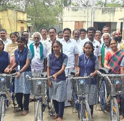 மாணவ–மாணவிகளுக்கு விலையில்லா மிதிவண்டி