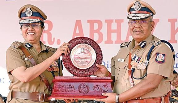 லஞ்ச ஒழிப்புத்துறை டிஜிபி பணி ஓய்வு: நினைவுப் பரிசு வழங்கி அதிகாரிகள் பாராட்டு