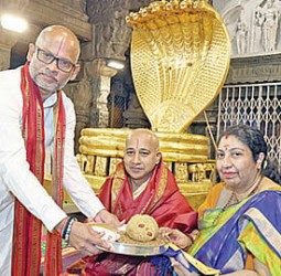 திரு​மலை திருப்பதி தேவஸ்தானத்தின் புதிய நிர்வாக அதிகாரியாக எம்.ரவிச்சந்திரா பதவியேற்பு