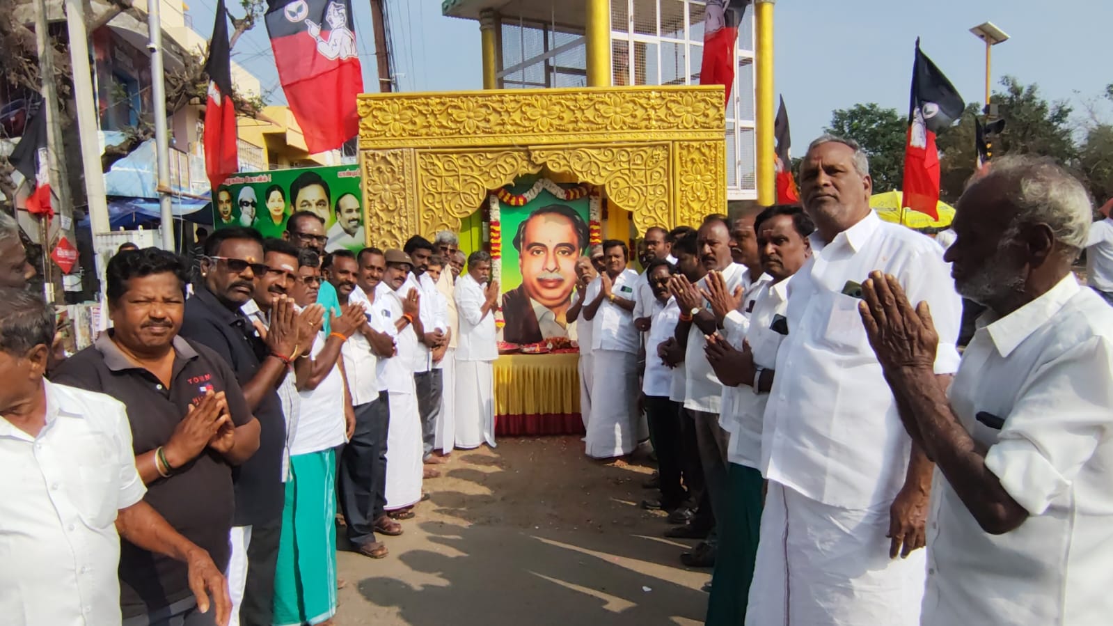 செய்யாறில் நகர அதிமுக சார்பில் பேரறிஞர் அண்ணாவின் 57வது நினைவு நாள் முன்னிட்டு அண்ணாவின் திருவுருவுப் படத்திற்கு மலர் தூவி மரியாதை: