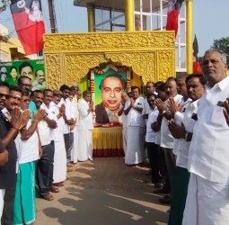 செய்யாறில் நகர அதிமுக சார்பில் பேரறிஞர் அண்ணாவின் 57வது நினைவு நாள் முன்னிட்டு அண்ணாவின் திருவுருவுப் படத்திற்கு மலர் தூவி மரியாதை: