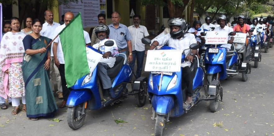 மாற்றுத்திறனாளிகள் பங்கேற்ற விழிப்புணர்வு வாகனப் பேரணி