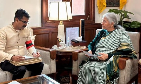 நிர்மலா சீதாராமனை திருச்சி மதிமுக எம்.பி.துரைவைகோ சந்தித்து தொகுதி கோரிக்கை மனு