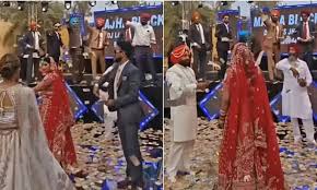 திருமண வரவேற்பில் மணமகளை ரூபாய் நோட்டுகளை தூவி வரவேற்ற மணமகன் குடும்பத்தினர்