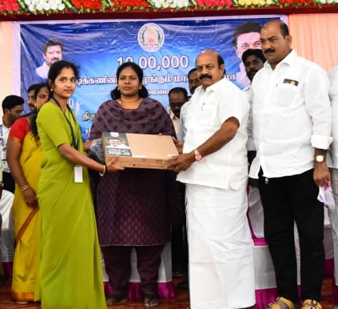 ஆம்பூரில் கல்லூரி மாணவர்களுக்கு மடிக்கணினி