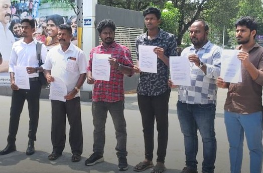 இந்திய மாணவர் சங்கம்,தீண்டாமை ஒழிப்பு சங்கத்தினர் நேற்று கலெக்டரிடம் மனு