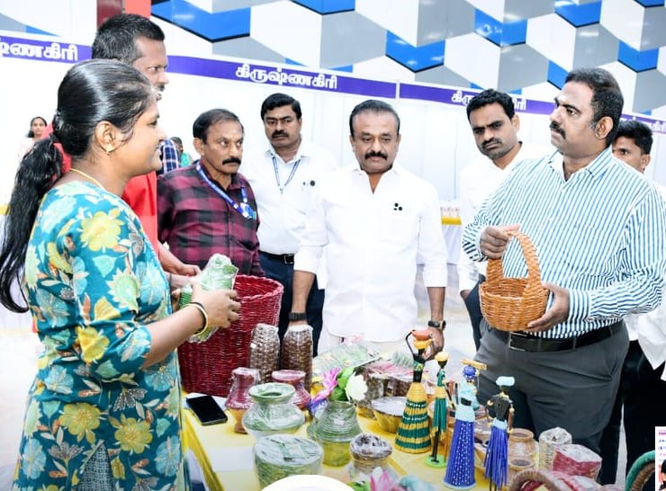 ஓசூரில் மகளிர் சுய உதவிக்குழு உற்பத்தி பொருட்கள் கண்காட்சி