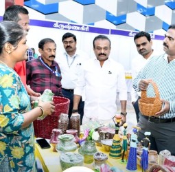 ஓசூரில் மகளிர் சுய உதவிக்குழு உற்பத்தி பொருட்கள் கண்காட்சி