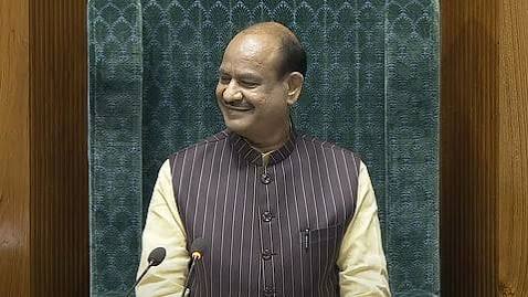 காங்கிரஸ் எம்.பி.க்கள் தாக்கல் செய்த நம்பிக்கையில்லா தீர்மானத்தில் பிழைகள்: சரிசெய்து வழங்க ஓம் பிர்லா அறிவுரை