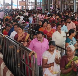 பத்ரகாளியம்மன் கோவிலில் நேற்று ஏராளமான பக்தர்கள் நீண்ட கியூவில் நின்று தரிசனம்