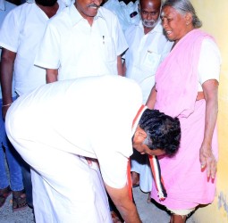 கரூரில் களம் இறங்கிய அதிமுக முன்னாள் அமைச்சர் எம்ஆர் விஜயபாஸ்கர்