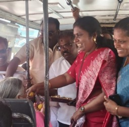 திமுக மகளிர் அணி செயலாளர் ஹெலன்டேவிட்சன், பஸ்களில் பயணிகளுக்கு இனிப்பு