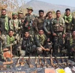 சத்தீஸ்கா்: 51 நக்ஸல்கள் சரண்