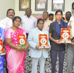 கேரம் போட்டியில் உலக சாதனை