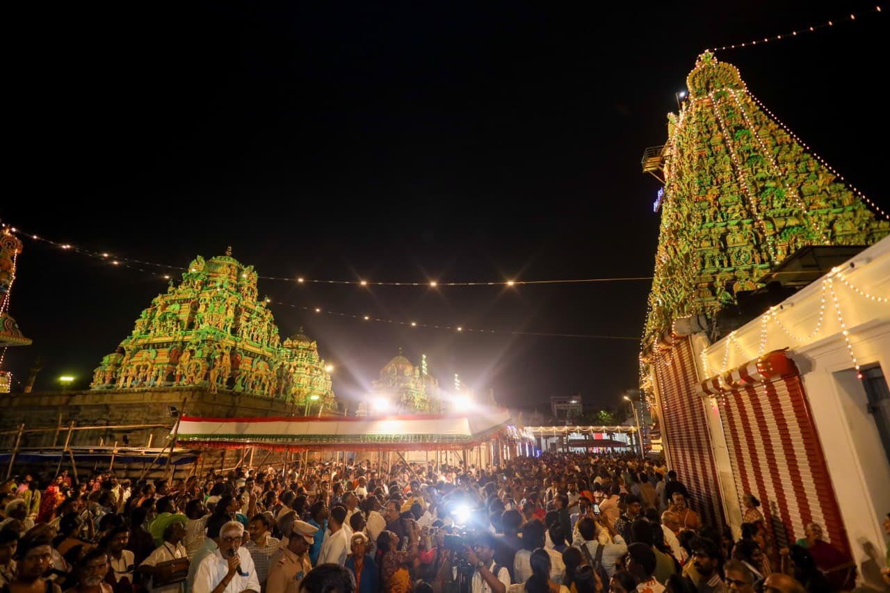 கபாலீசுவரர் திருக்கோயில் கோபுரங்கள் மற்றும் விமானங்களை இரவு நேரத்தில் பல வண்ண விளக்குகளால் ஒளிரூட்டும் பணி