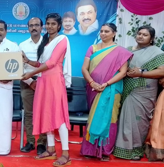 3 -ம் ஆண்டு பயிலும் 410 மாணவ மாணவிகளுக்கு இலவச மடிக்கணினி