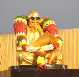 தஞ்சை மாவட்டம் செங்கிப்பட்டி அருகே முன்னாள் முதல்வர் கருணாநிதி சிலை