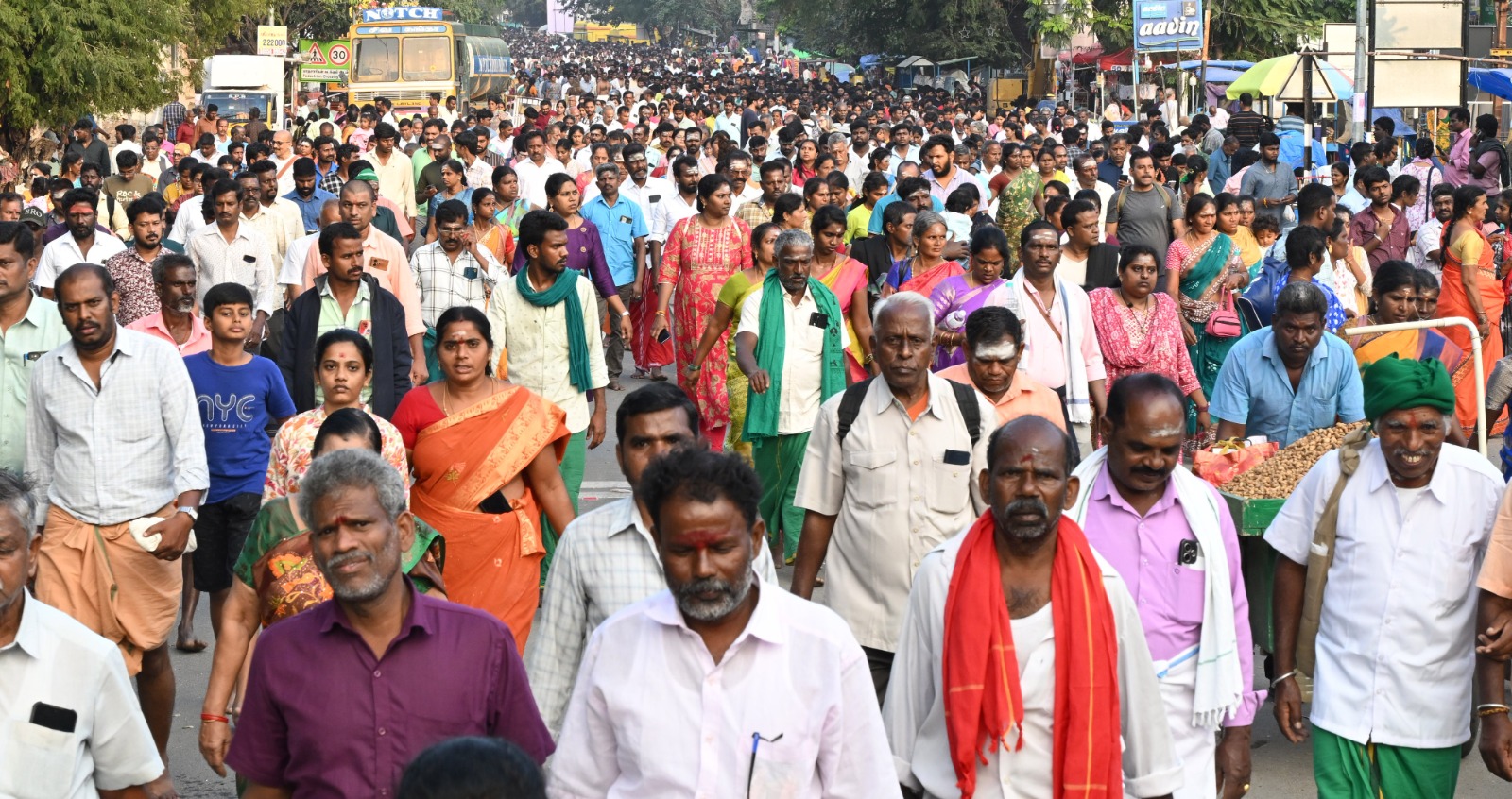 பவுர்ணமியையொட்டி லட்சக்கணக்கான பக்தர்கள் விடிய விடிய கிரிவலம்