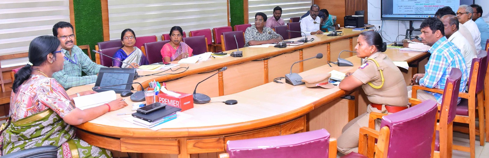 பொதுத் தேர்வு குறித்து துறை அலுவலர்களுடன் கலெக்டர் அழகுமீனா கலந்தாய்வு