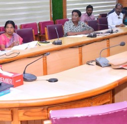 பொதுத் தேர்வு குறித்து துறை அலுவலர்களுடன் கலெக்டர் அழகுமீனா கலந்தாய்வு