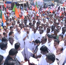 ராஜன்செல்லப்பா எம்எல்ஏ தலைமையில் நேற்று அதிமுகவினர் ஆர்ப்பாட்டம்