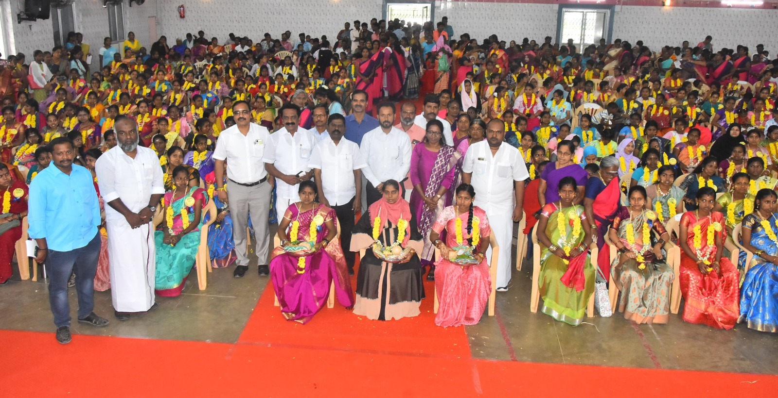 தென்காசி மாவட்டம், குற்றாலத்தில் நடந்த சமுதாய வளைகாப்பு