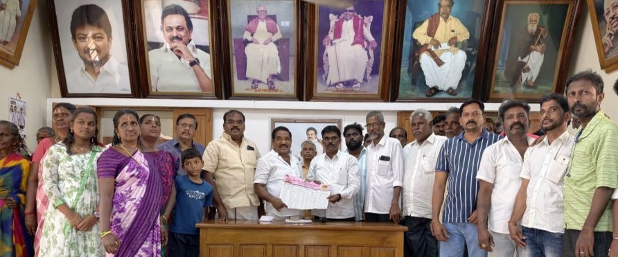 இளைஞர்கள் உட்பட 50-க்கும் மேற்பட்டோர் மாவட்ட செயலாளர் மேயர் மகேஷ் முன்னிலையில் திமுகவில் சேர்ந்தனர்