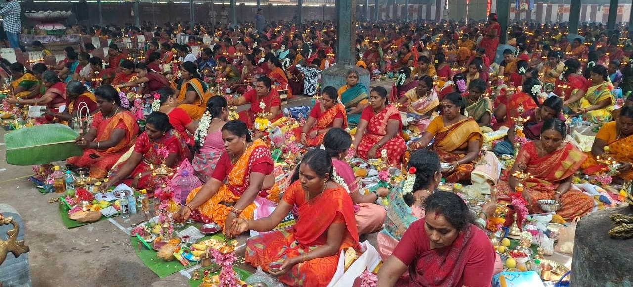 அம்பகரத்தூர் பத்ரகாளியம்மன் கோயில் திருவிளக்கு