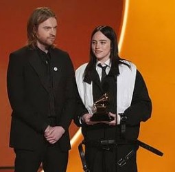 அமெரிக்க குடியுரிமை சட்டத்தை விமர்சித்த பாடகி..! கிராமி விருது விழாவில் சர்ச்சை!