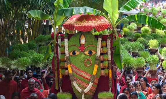 முளைப்பாரி எடுத்து ஈஷாவில் பக்தர்கள் வழிபாடு