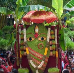 முளைப்பாரி எடுத்து ஈஷாவில் பக்தர்கள் வழிபாடு