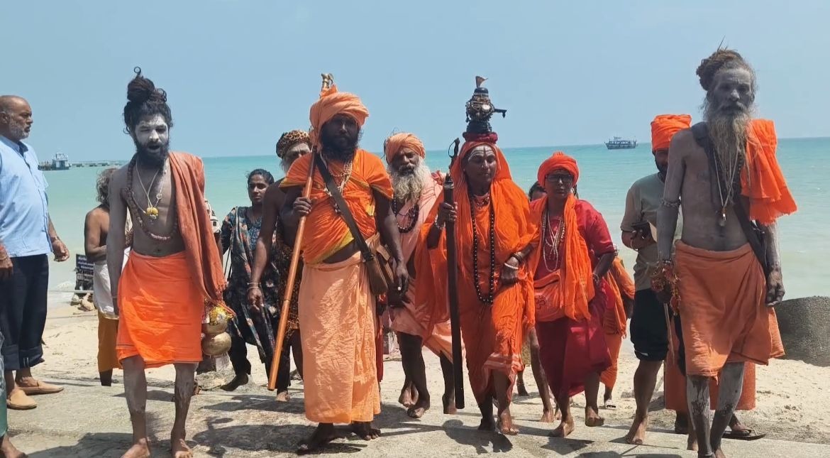 தலையில் சிவலிங்கத்தை சுமந்து காசியிலிருந்து வந்த பெண் சிவ பக்தர்