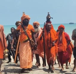 தலையில் சிவலிங்கத்தை சுமந்து காசியிலிருந்து வந்த பெண் சிவ பக்தர்