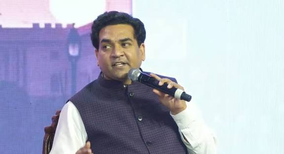 தில்லியில் மீண்டும் ஈரடுக்கு சுற்றுலாப் பேருந்து சேவை : அமைச்சா் தகவல்