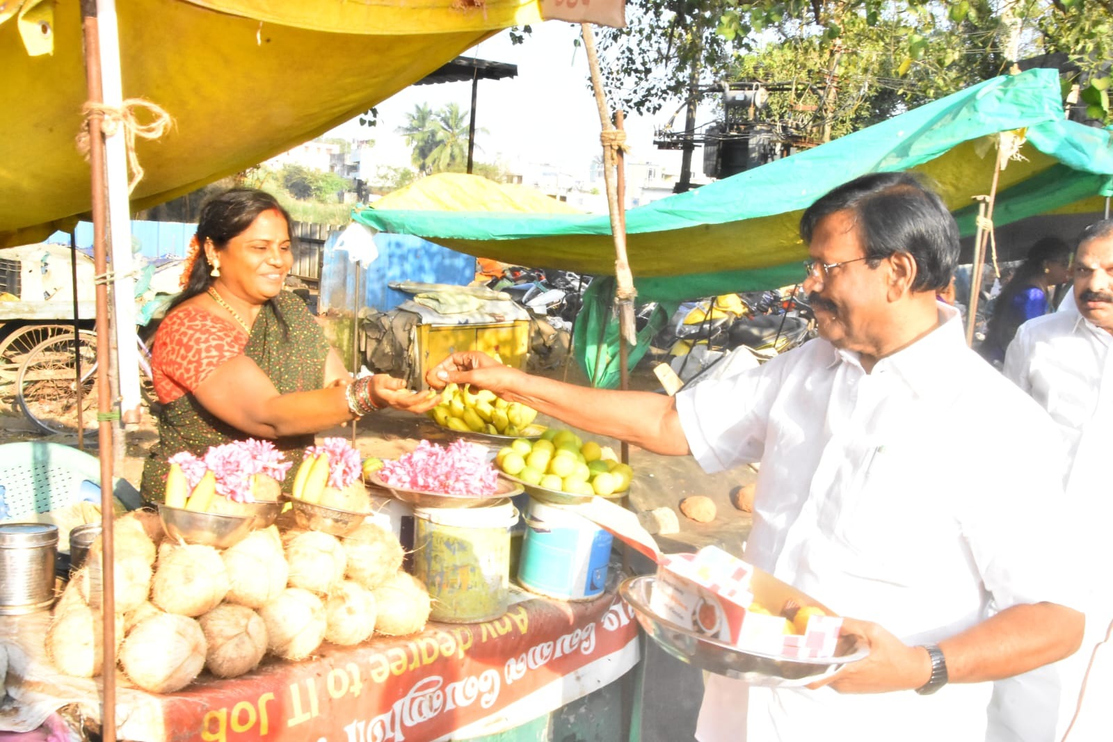 ஆவடியில் பொதுமக்களுக்கு அமைச்சர் நாசர் இனிப்புகளை வழங்கினார்